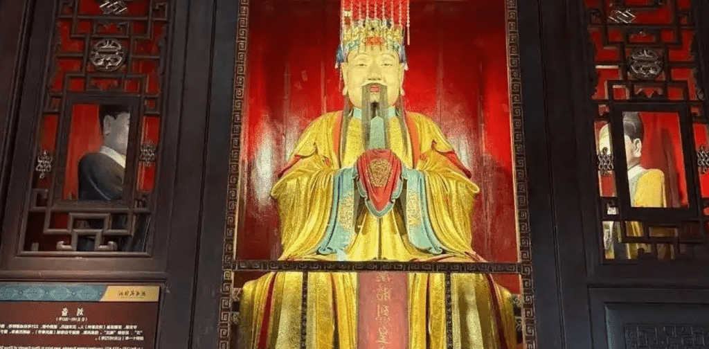 Золотая скульптура Любэя