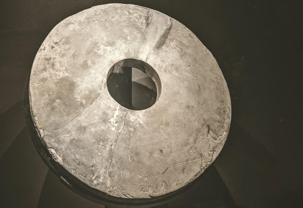 The Shang Dynasty stone bi (ritual disc) unearthed in 1929.