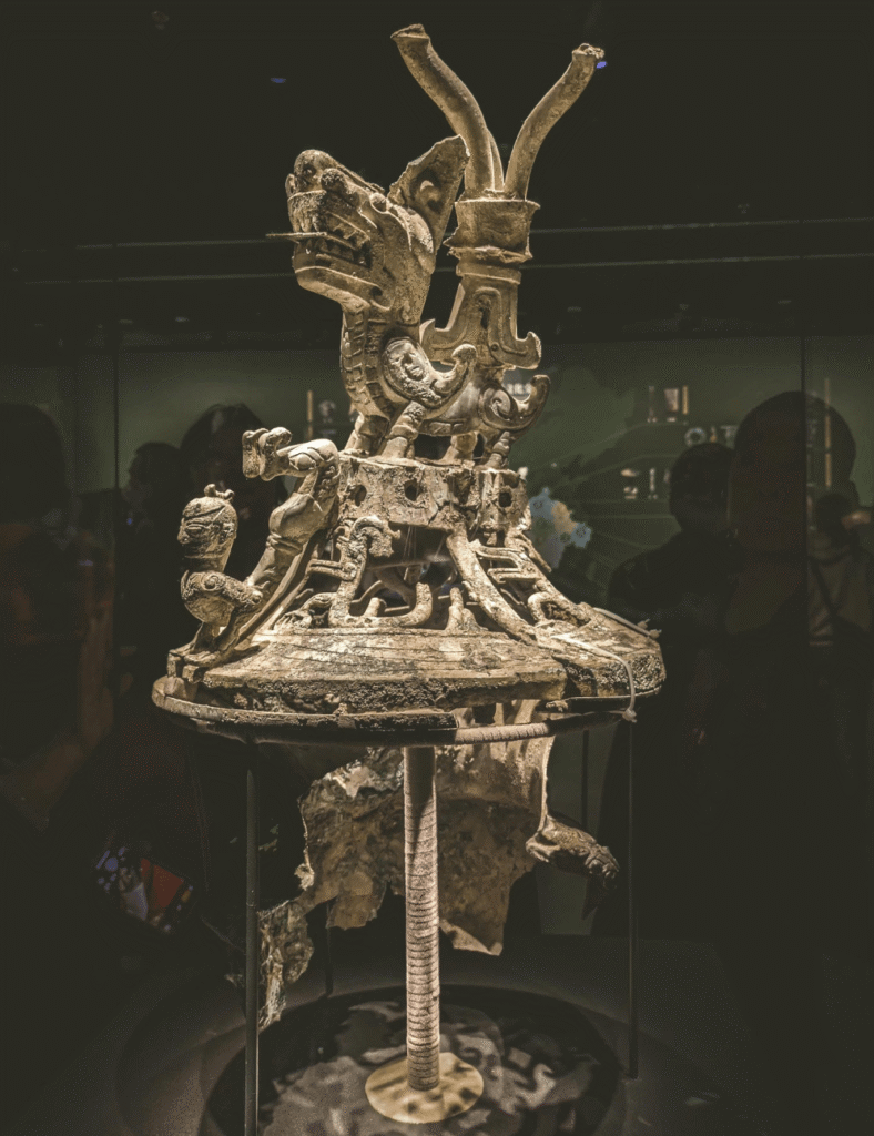The bronze zoomorphic vessel lid