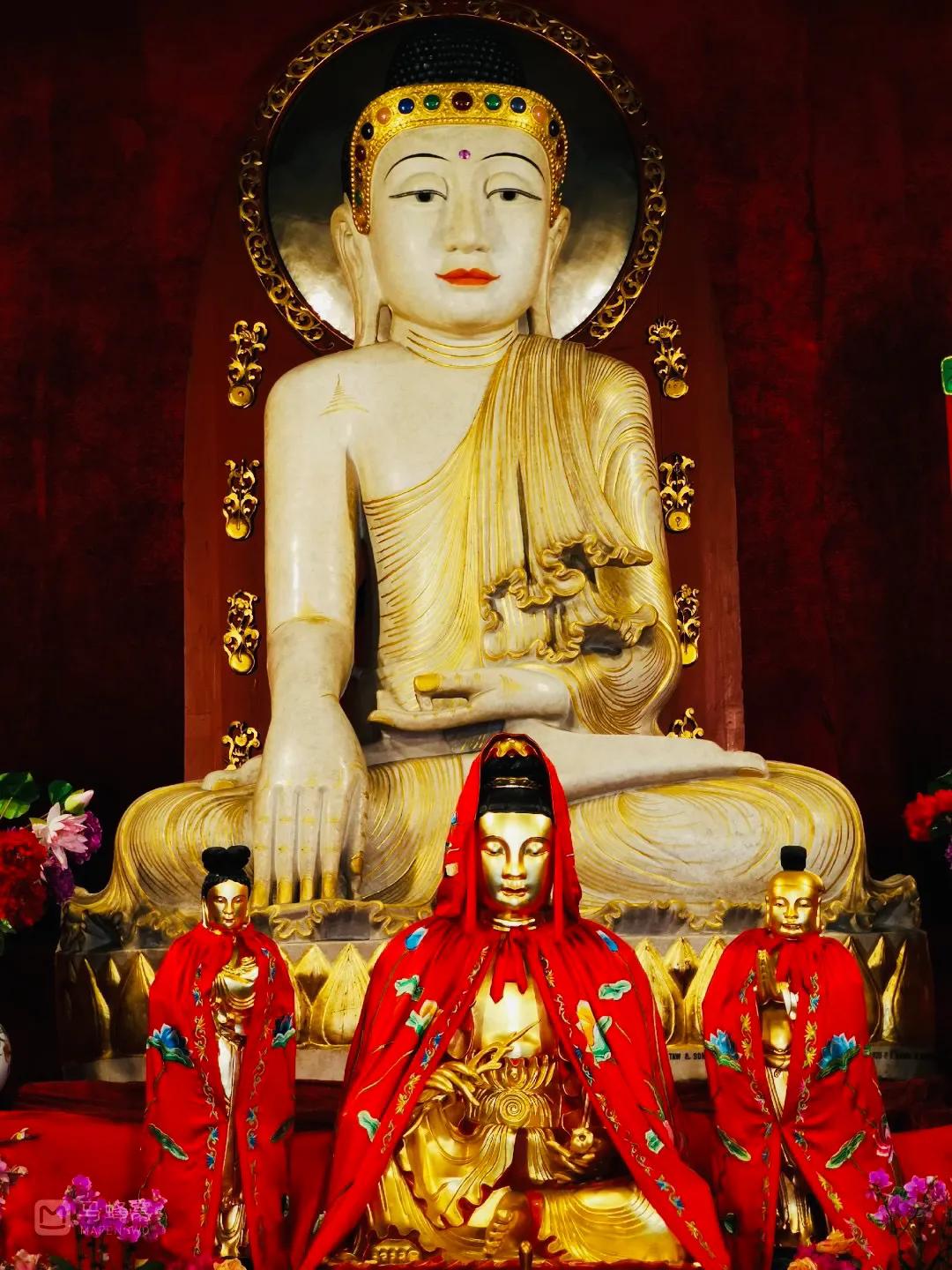 Le plus grand portrait de Sakyamuni en jade pur de Chine