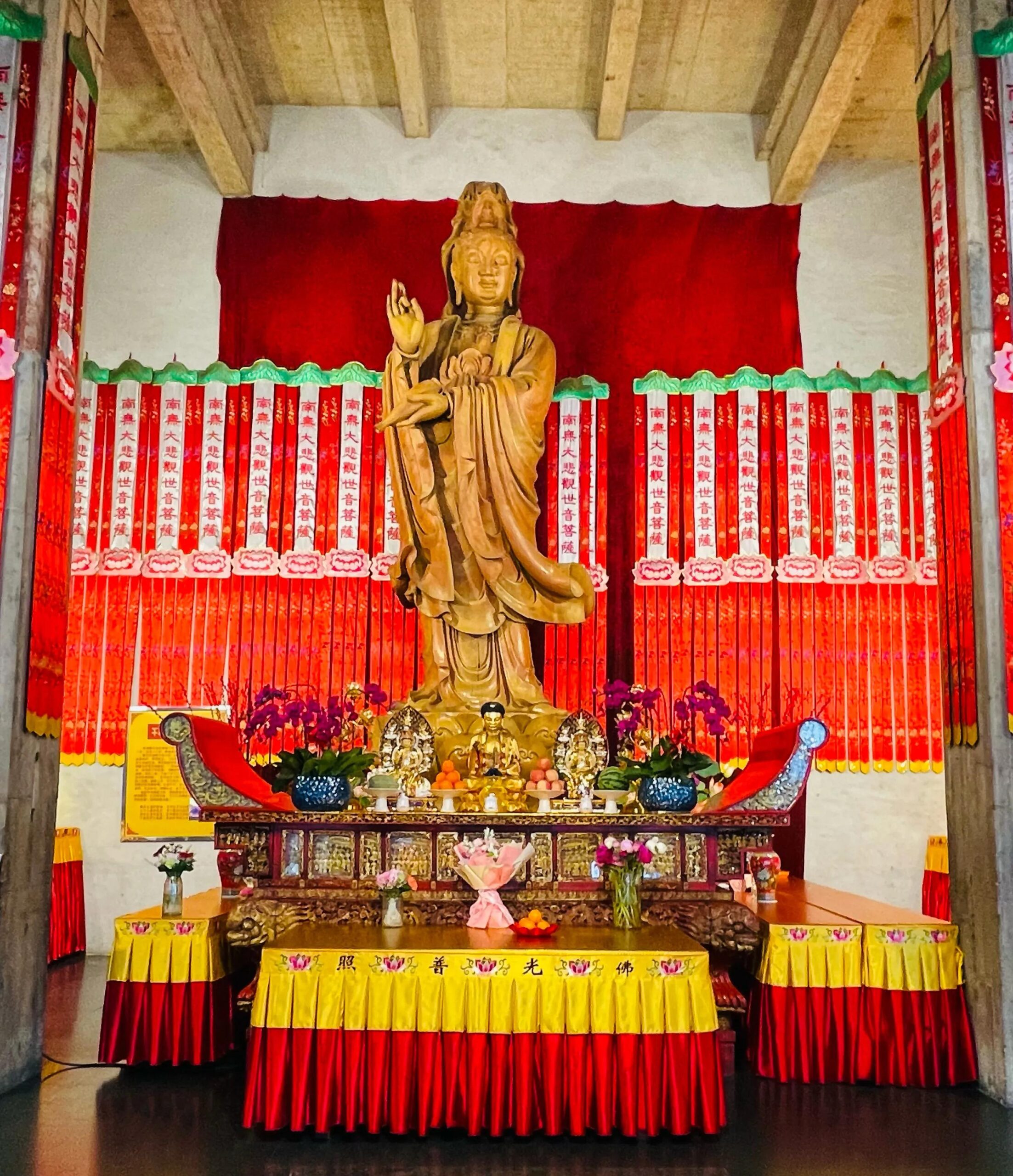 Bodhisattva Guanyin, sculpté dans un camphrier vieux de 1000 ans