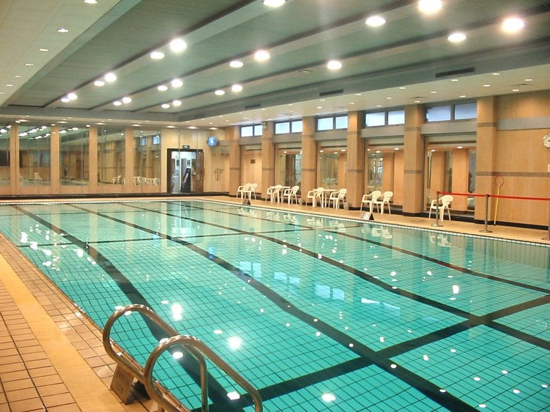 Крытый плавательный бассейн в отеле Shanghai Donghu Hotel