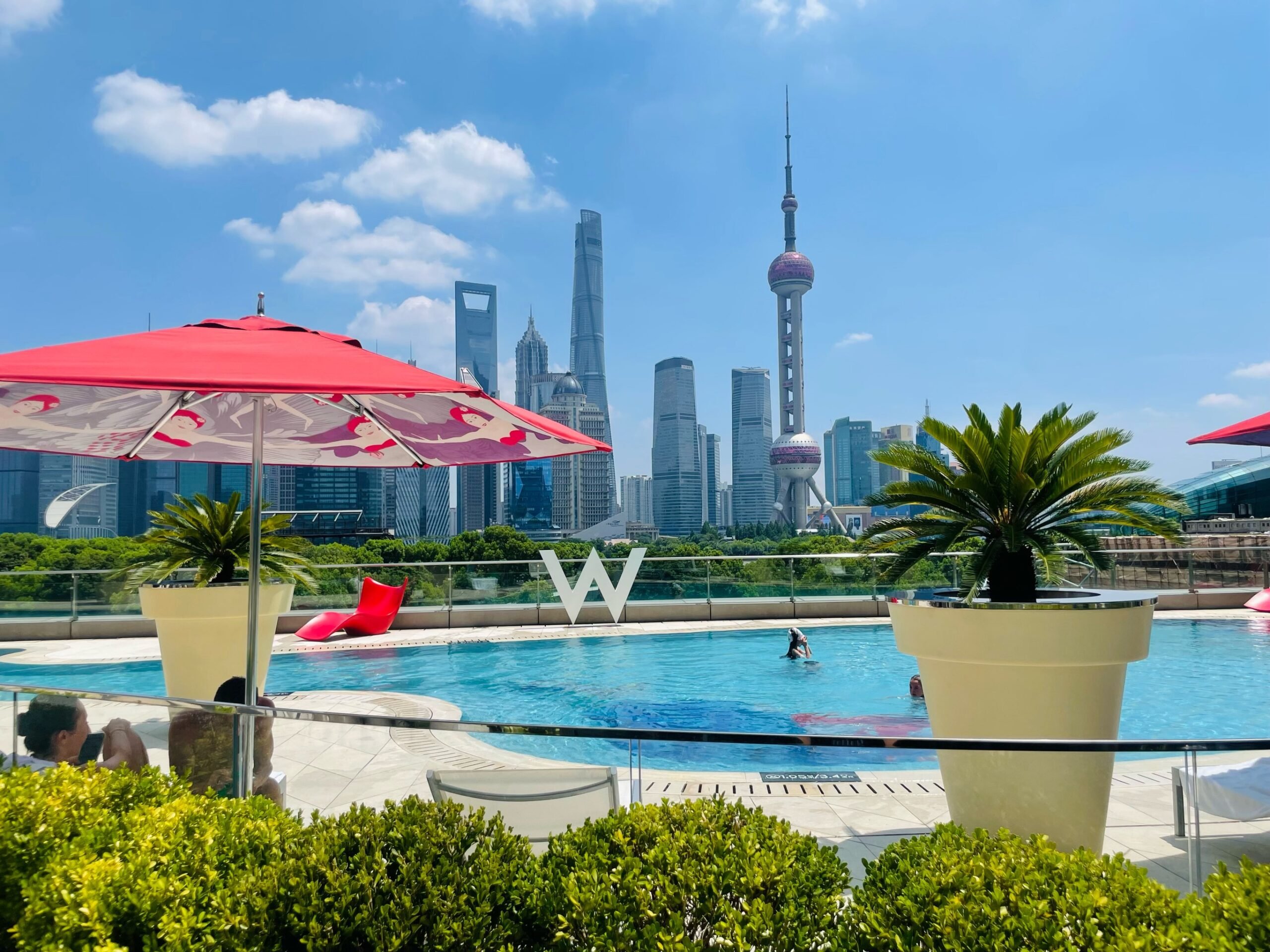Открытый плавательный бассейн отеля Shanghai W Hotel