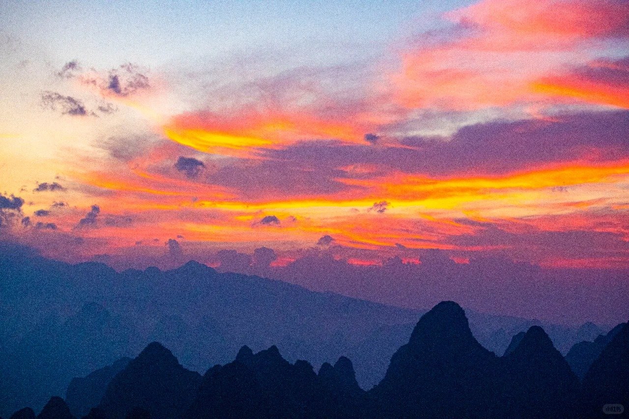Hermoso amanecer en la montaña Damian