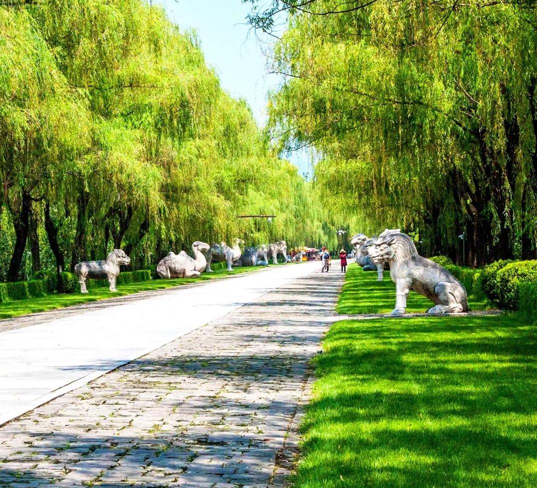 石雕像：駱駝和大象等動物